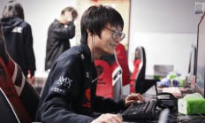 开云体育-FNC绝杀RNG，Knight极限生还后反打激烈交锋淘汰赛，点燃全场激情的简单介绍