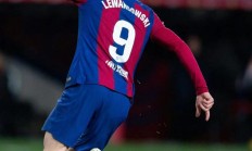 开云APP-瓦伦西亚主场胜利，成功保级