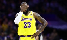 开云体育-湖人取得关键胜利，艰难击败76人