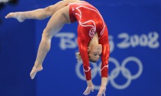 开云体育中国-弯道超车，F1街道赛的死亡之吻与足球场的单节风暴