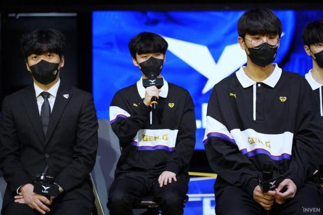 指导教练发挥关键作用，带队晋级淘汰赛