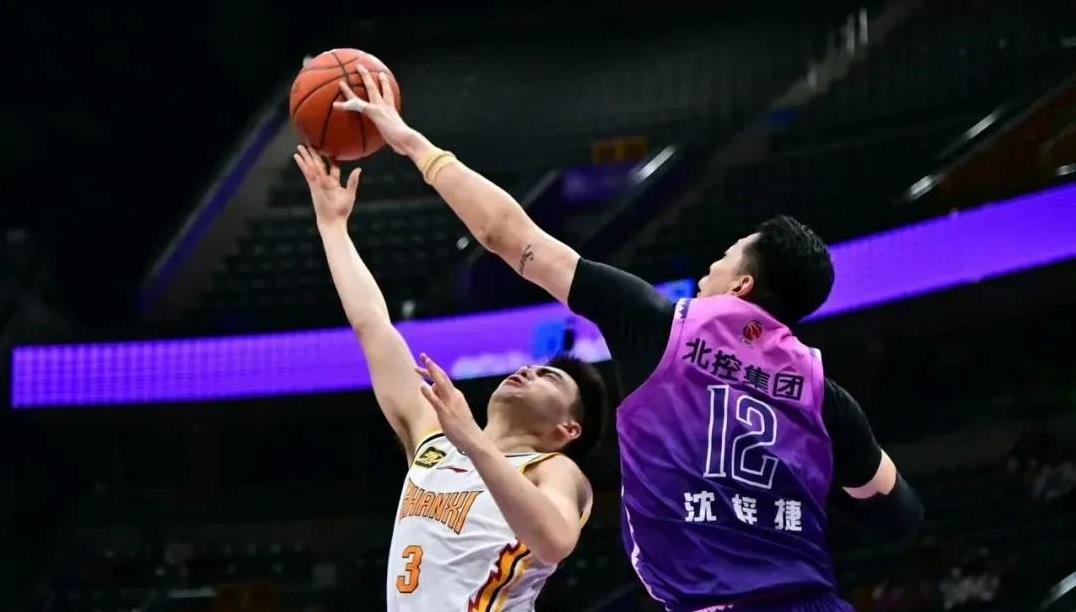 克雷莱围主场大胜，球队全队出色发挥展现集体进攻气势