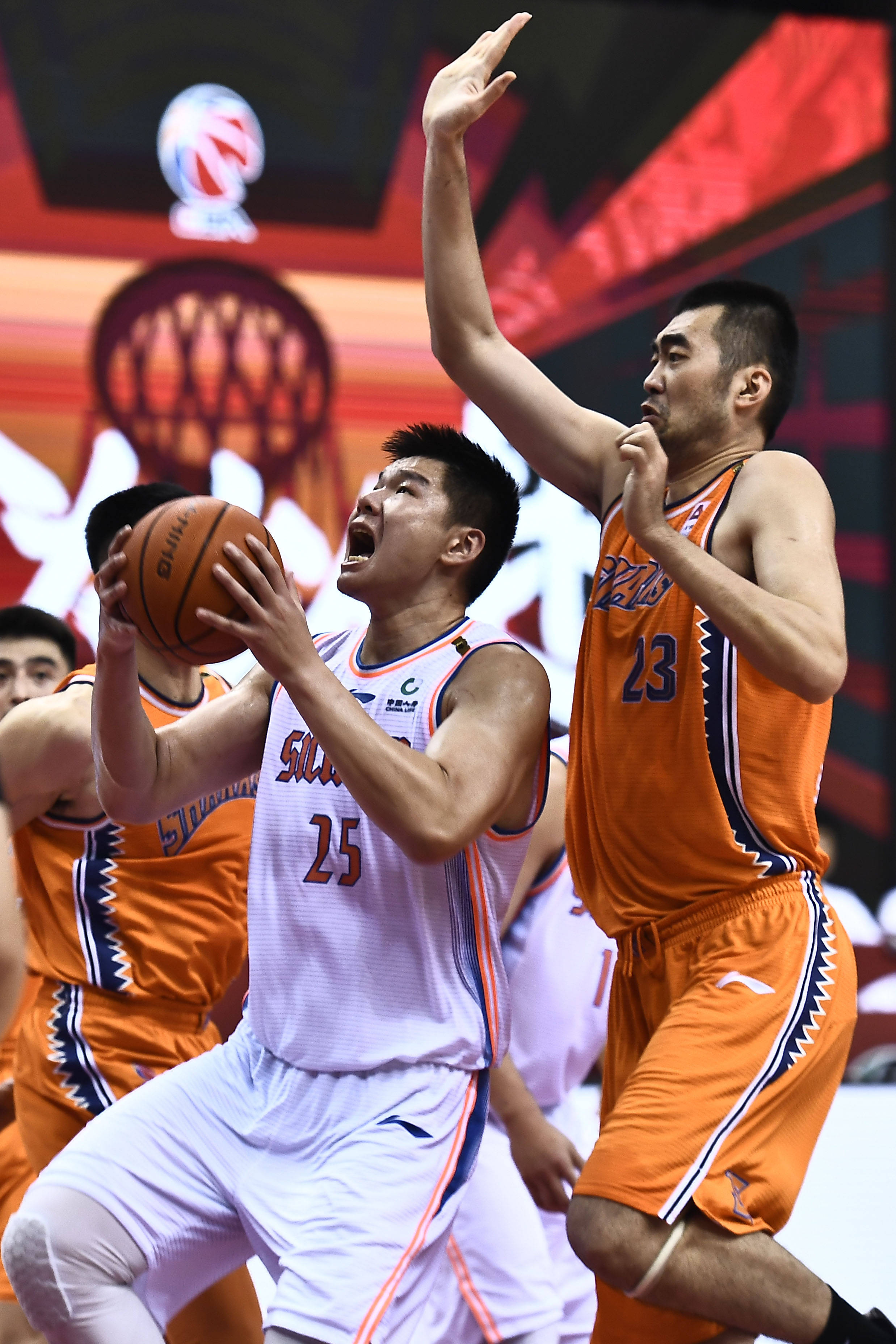 上海男篮上演逆转，惊险战胜江苏队