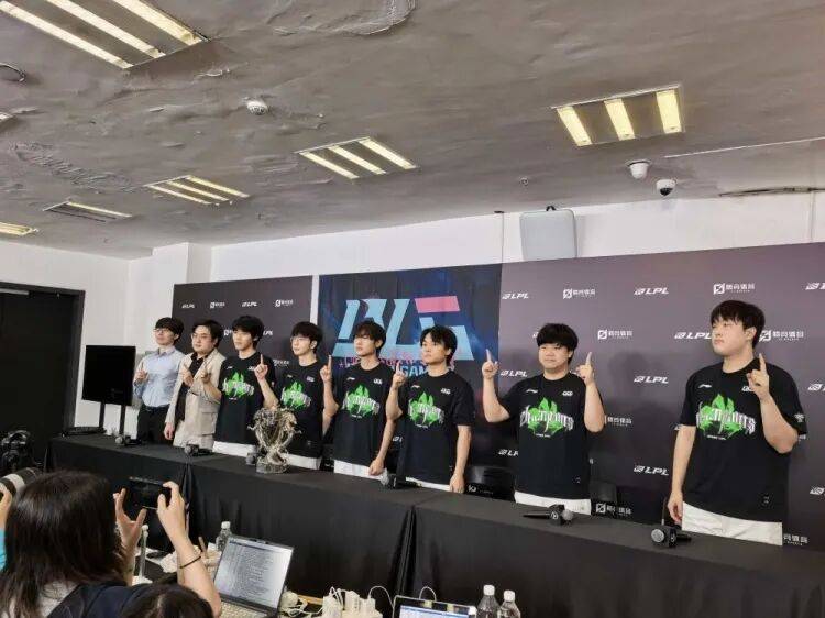 T1险胜100T，Knight单局斩获MVP激烈交锋全球总决赛，成为赛场最大亮点的简单介绍