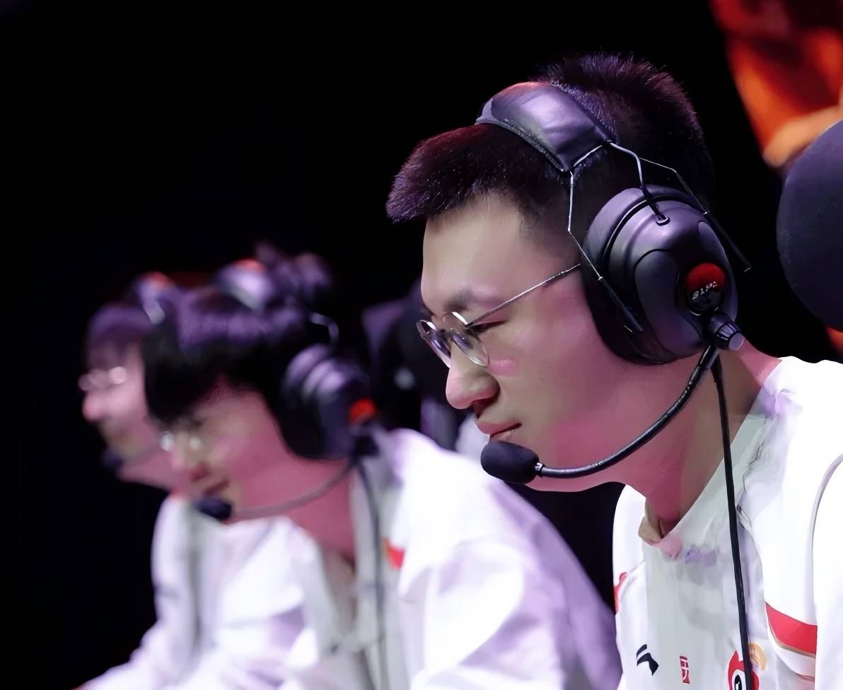 WBG轻取CLG，Xiaohu极限生还后反打激烈交锋八强赛，留下经典瞬间的简单介绍