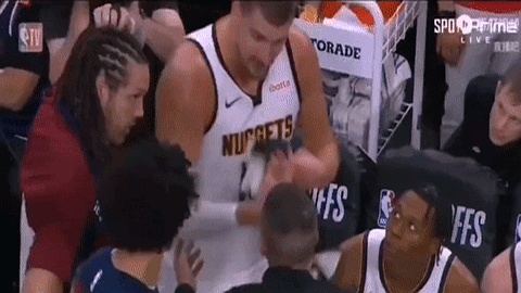 球队近期比赛战况不佳，教练组内部矛盾激化