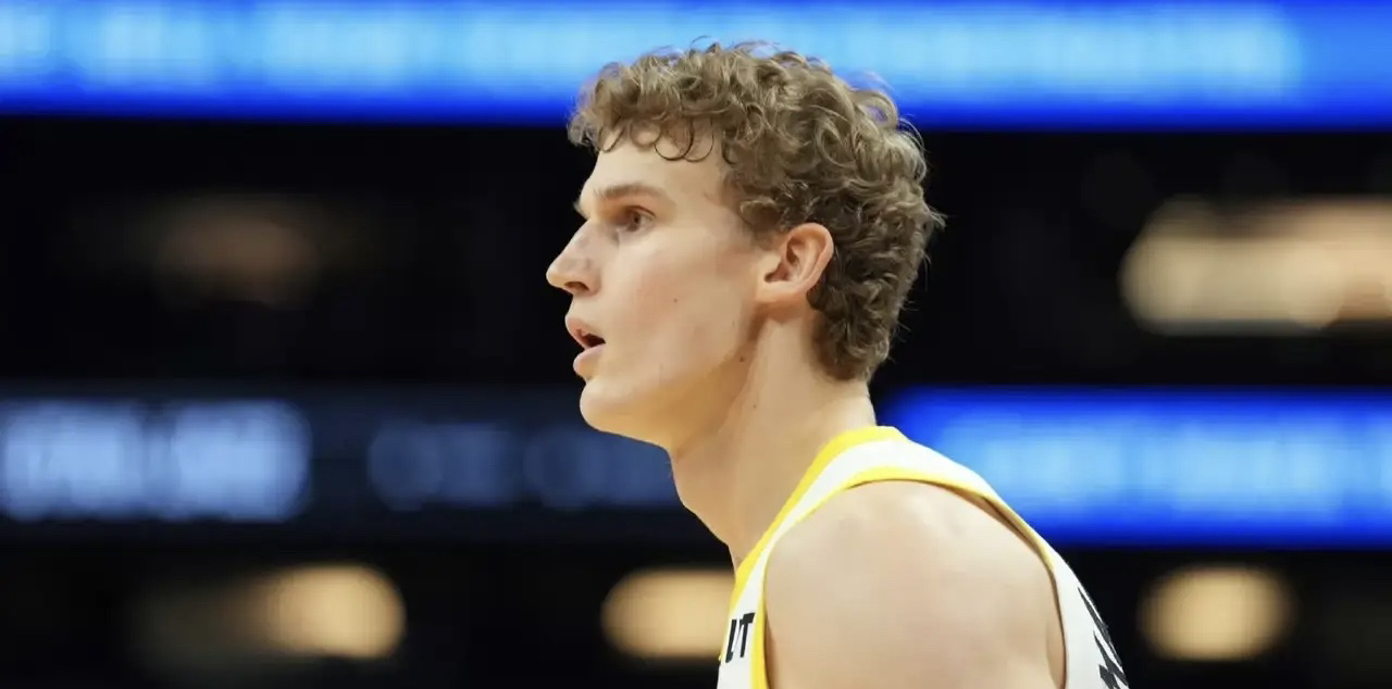 爵士队球员受伤下场，球队防线瞬间脆弱