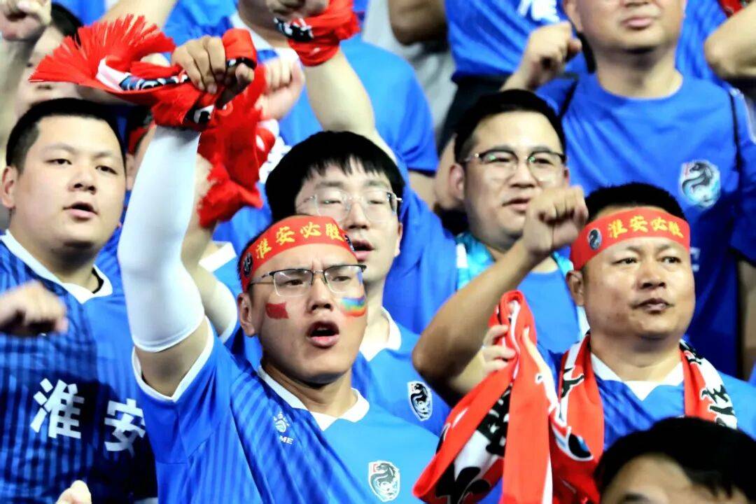 欧洲杯正式开打，球迷热情高涨的简单介绍