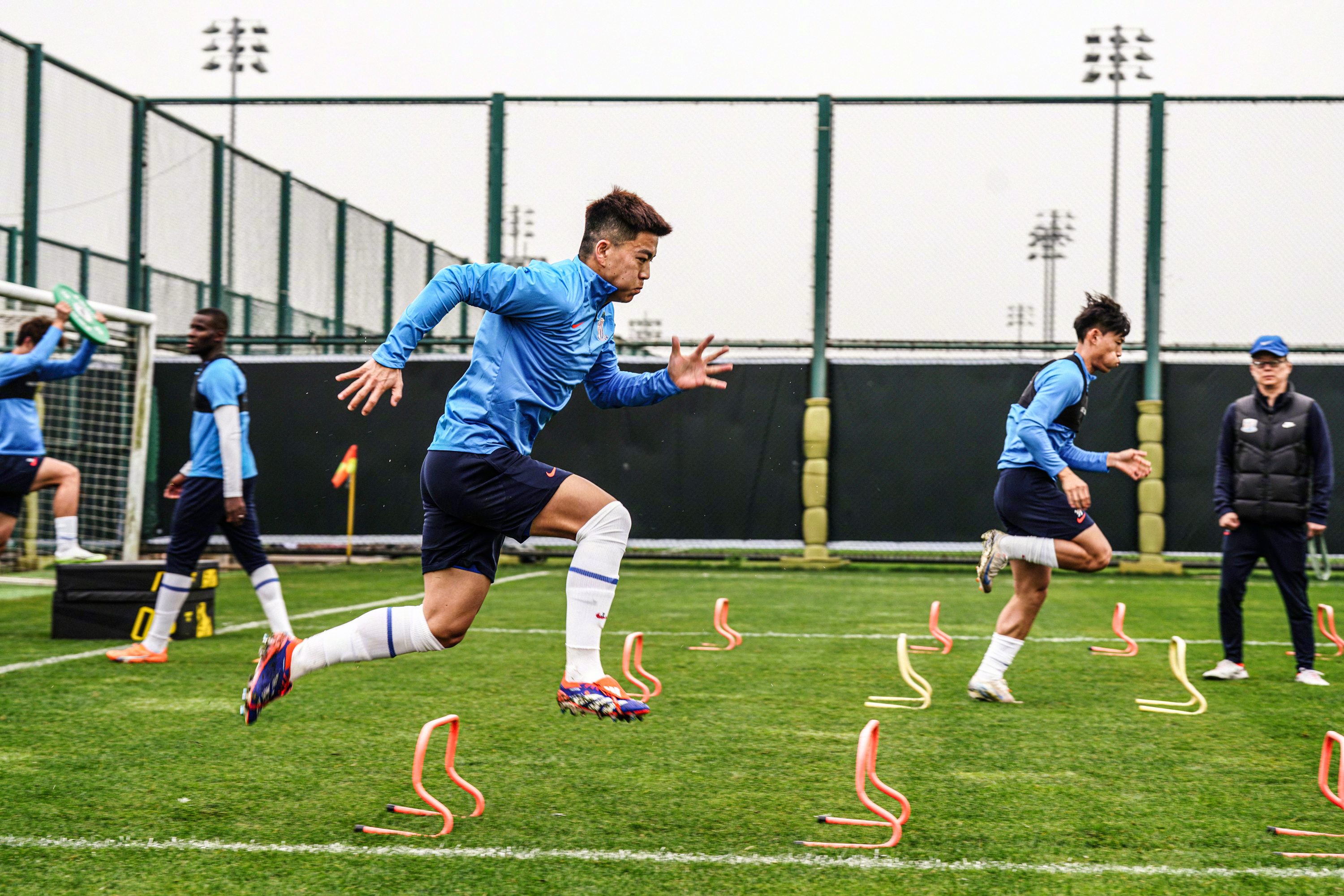 球队训练备战新赛季展现决心